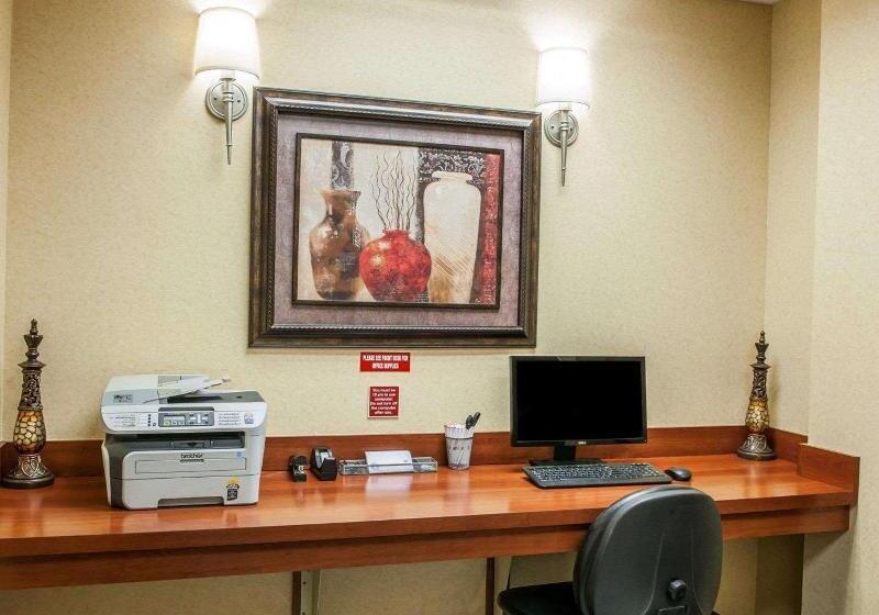 בית מלון כפרי Comfort Suites Near Indianapolis Airport