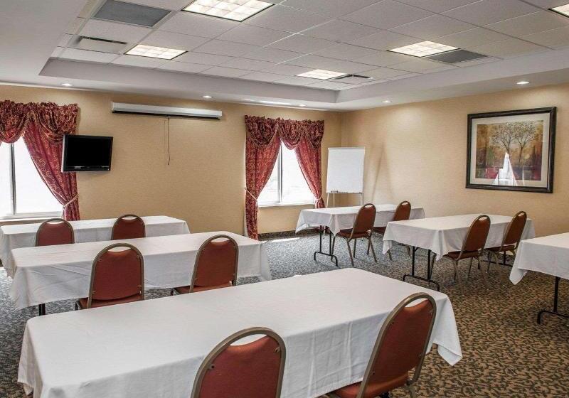 בית מלון כפרי Comfort Suites Near Indianapolis Airport