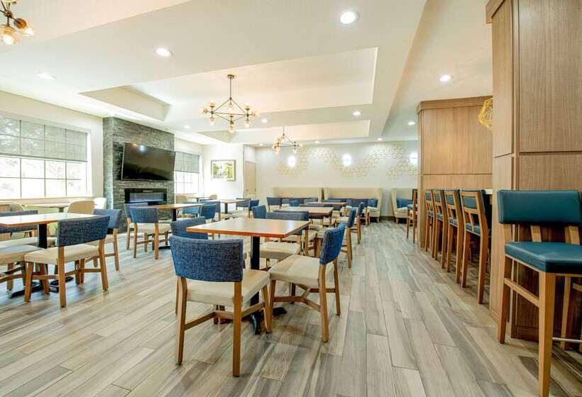 هتل Comfort Suites Oil Center