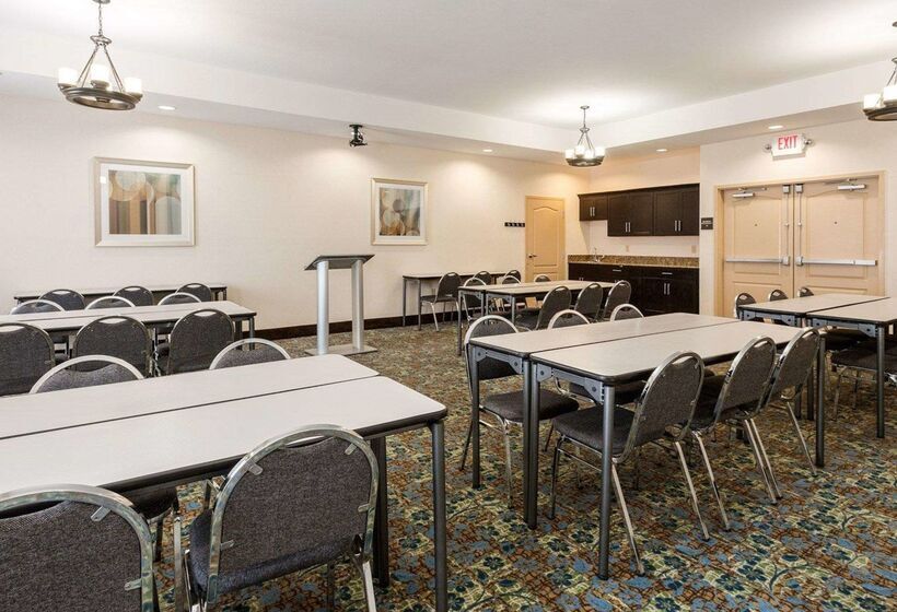 هتل Comfort Suites Oil Center