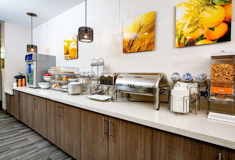 هتل Comfort Suites Oil Center