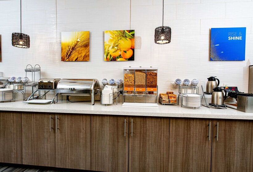 هتل Comfort Suites Oil Center