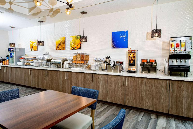 هتل Comfort Suites Oil Center