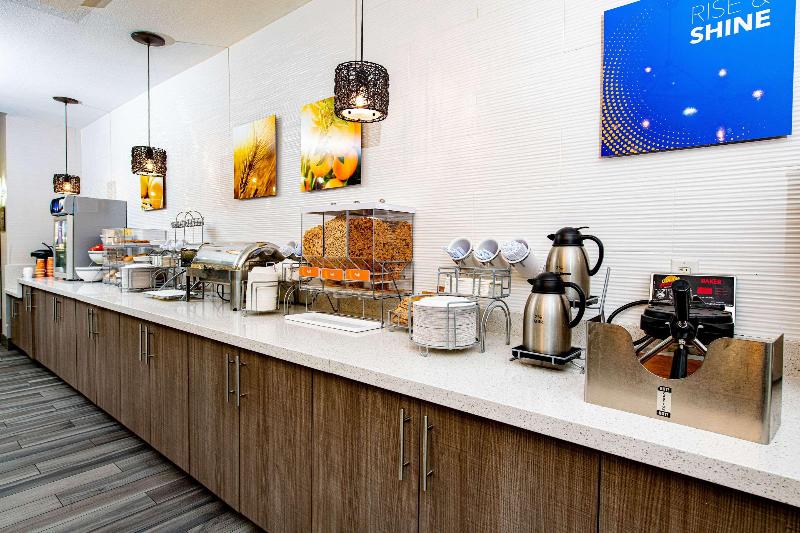 هتل Comfort Suites Oil Center