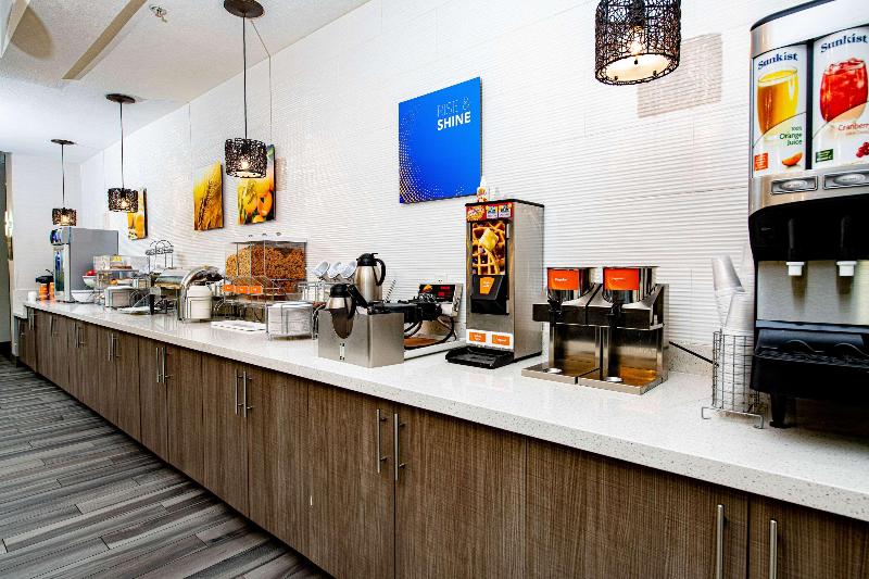 هتل Comfort Suites Oil Center