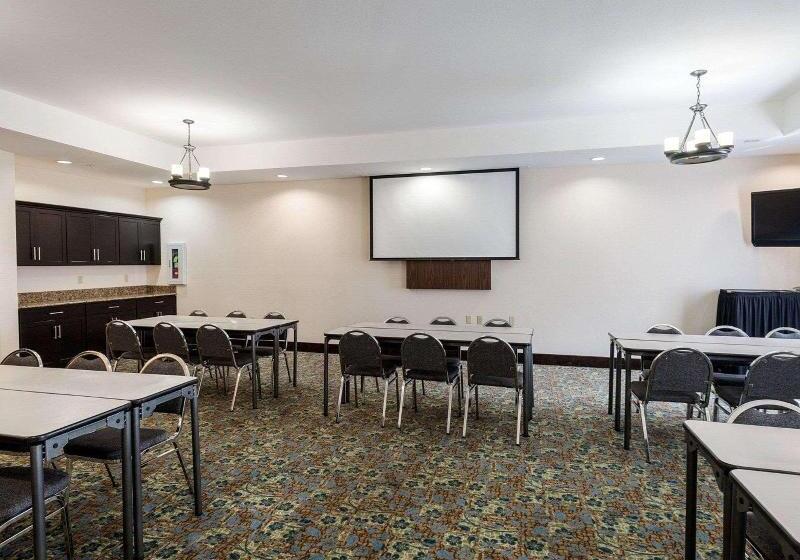 هتل Comfort Suites Oil Center