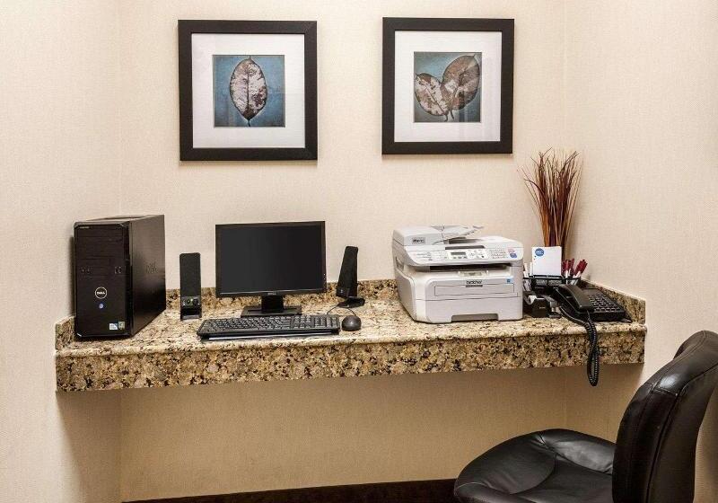 هتل Comfort Suites Oil Center