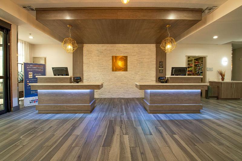 هتل Comfort Suites Oil Center