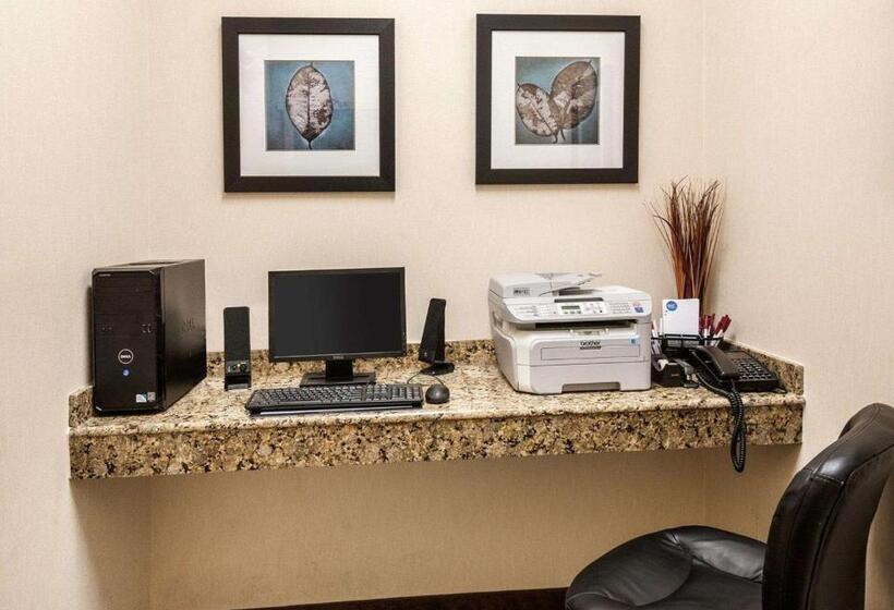 هتل Comfort Suites Oil Center