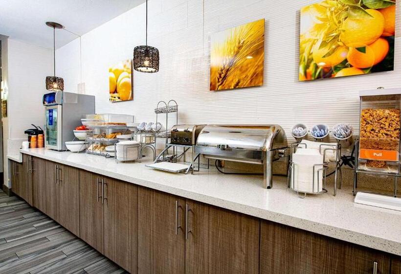 هتل Comfort Suites Oil Center