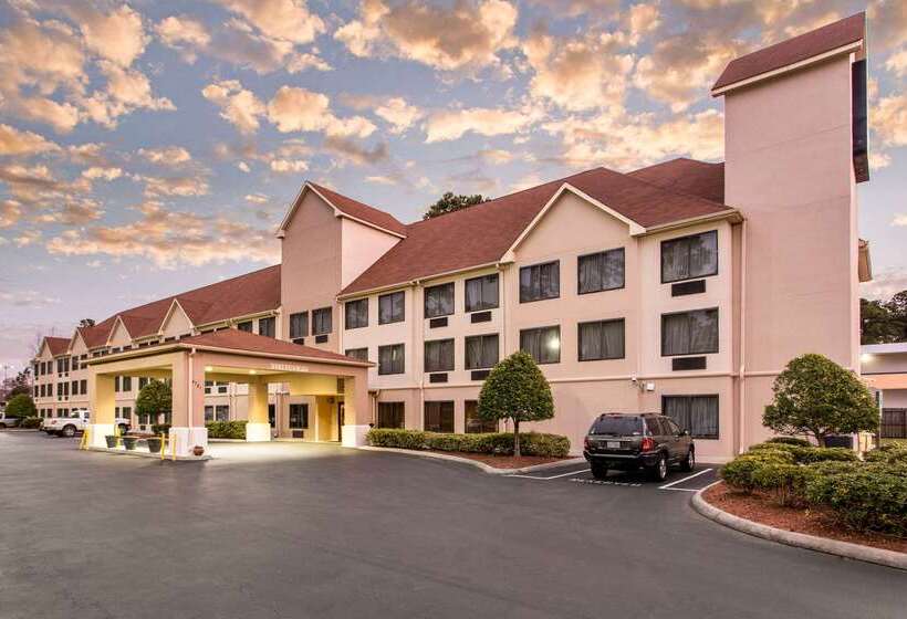 هتل Comfort Suites Wilmington Near Downtown