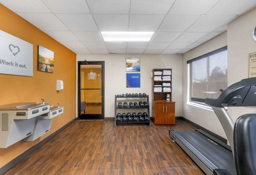 هتل Comfort Suites Wilmington Near Downtown