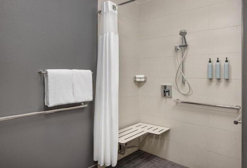 هتل Courtyard Edison Woodbridge