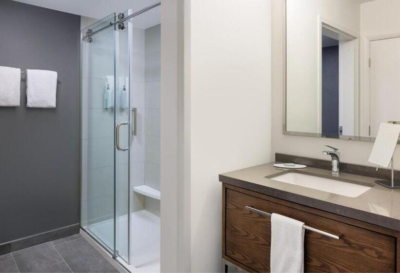 فندق Courtyard Edison Woodbridge