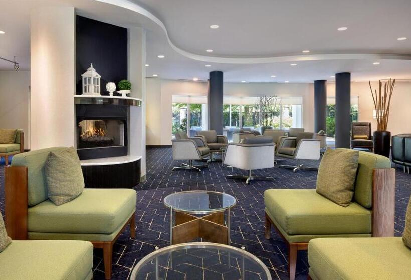 هتل Courtyard Edison Woodbridge