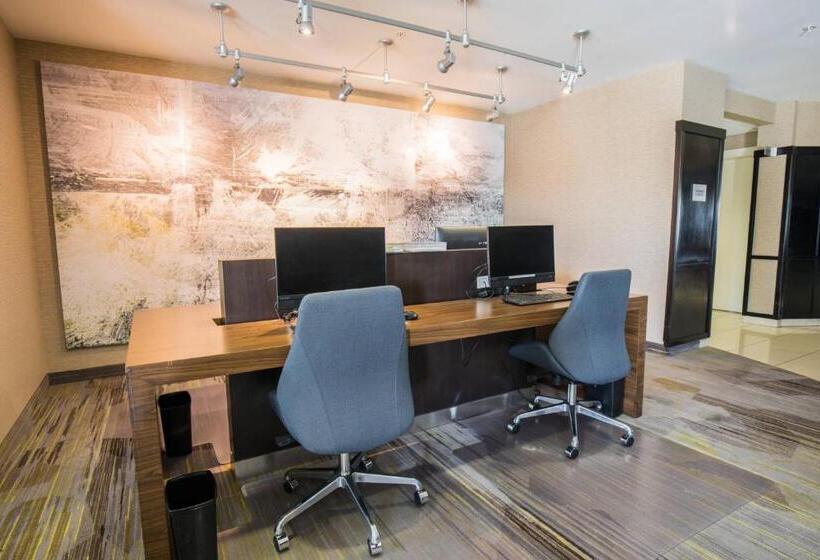 فندق Courtyard By Marriott Merced