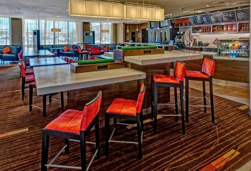Отель Courtyard By Marriott Midland