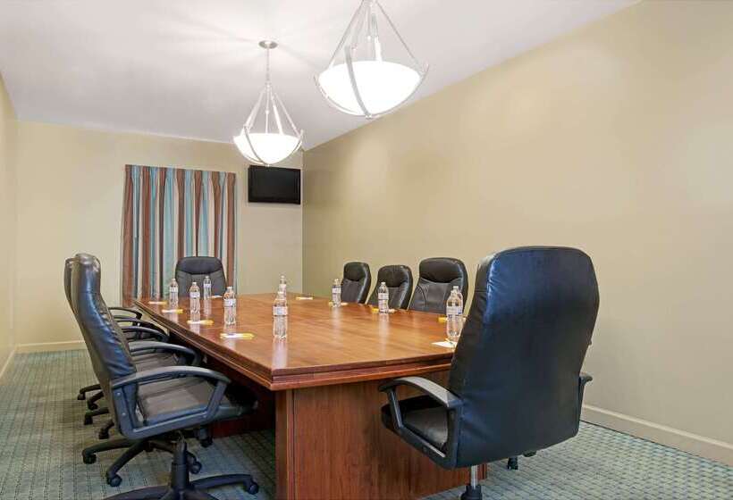 هتل Days Inn By Wyndham Downtown St. Louis