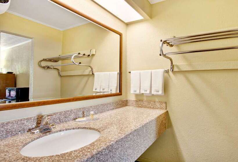 هتل Days Inn By Wyndham Knoxville West