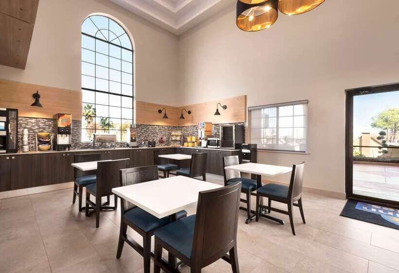 בית מלון כפרי Days Inn & Suites By Wyndham Houston Hobby Airport