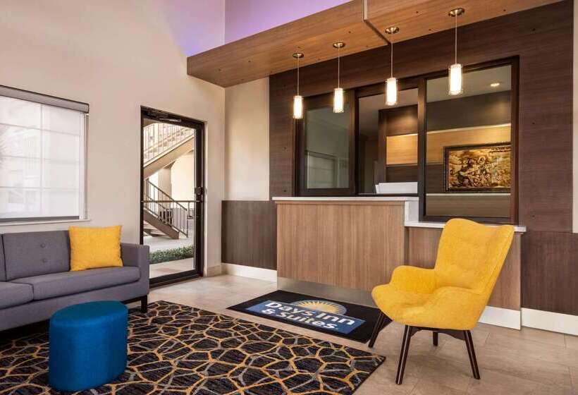 בית מלון כפרי Days Inn & Suites By Wyndham Houston Hobby Airport