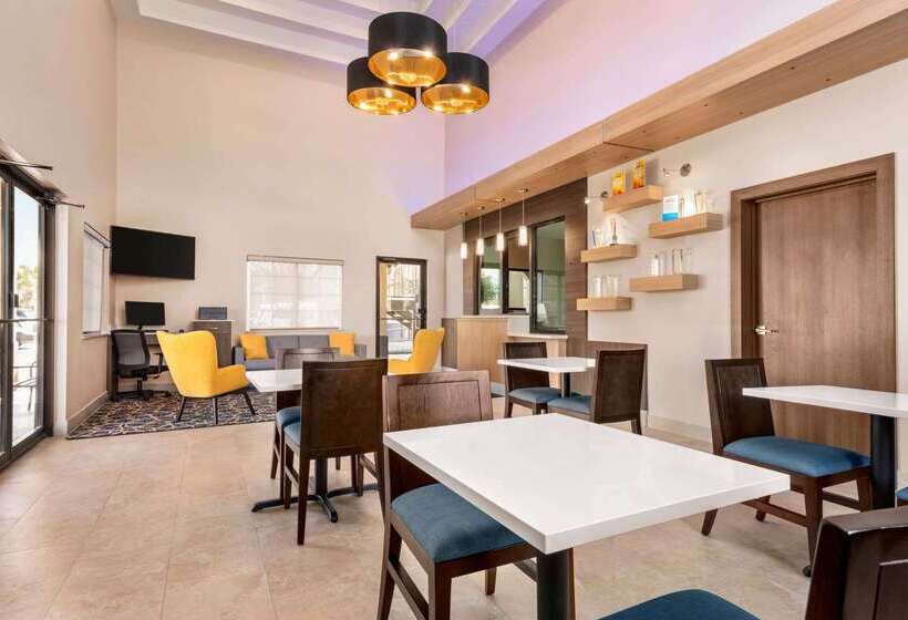 هتل Days Inn & Suites By Wyndham Houston Hobby Airport