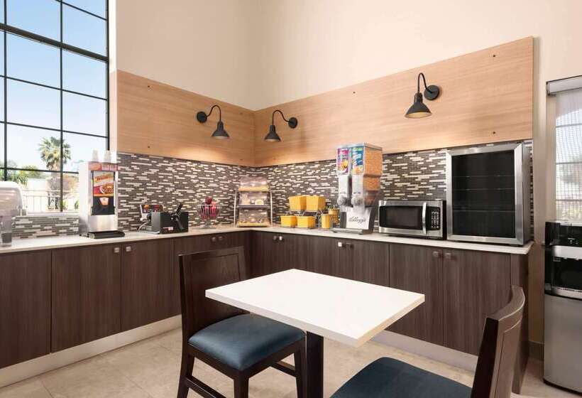 בית מלון כפרי Days Inn & Suites By Wyndham Houston Hobby Airport