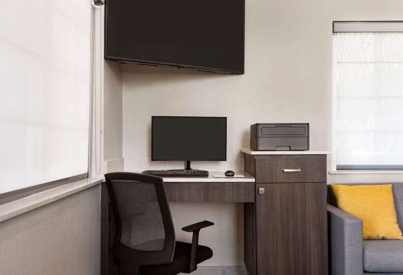 هتل Days Inn & Suites By Wyndham Houston Hobby Airport