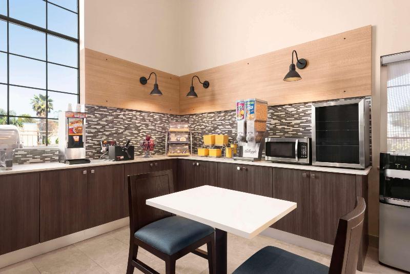 בית מלון כפרי Days Inn & Suites By Wyndham Houston Hobby Airport