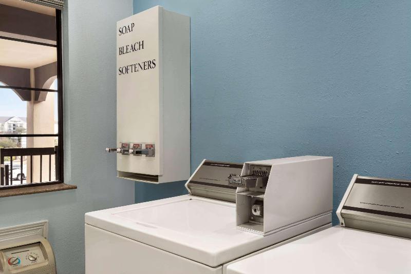 בית מלון כפרי Days Inn & Suites By Wyndham Houston Hobby Airport