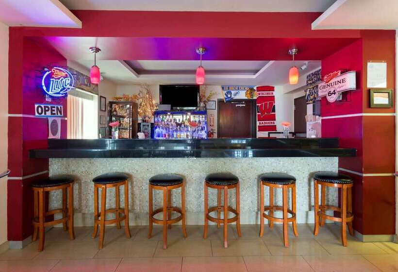 ホテル Days Inn & Suites By Wyndham Milwaukee