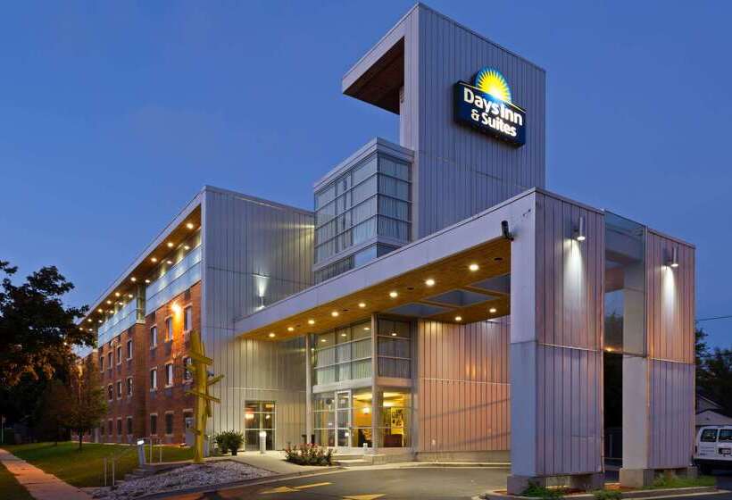Отель Days Inn & Suites By Wyndham Milwaukee
