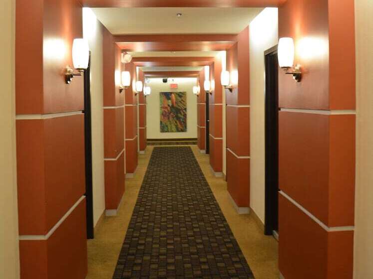 هتل Days Inn & Suites By Wyndham Milwaukee