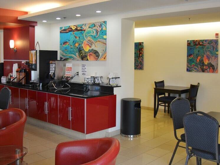 هتل Days Inn & Suites By Wyndham Milwaukee