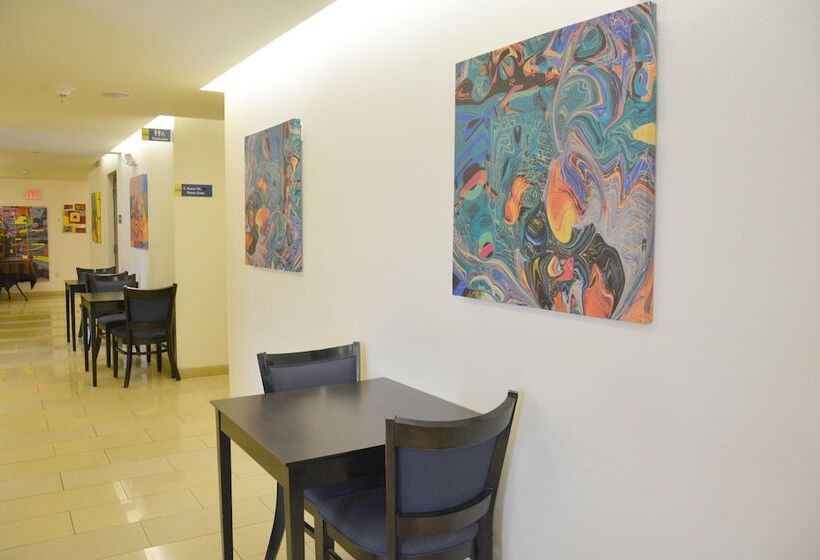 ホテル Days Inn & Suites By Wyndham Milwaukee