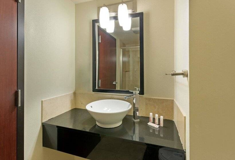 هتل Days Inn & Suites By Wyndham Milwaukee