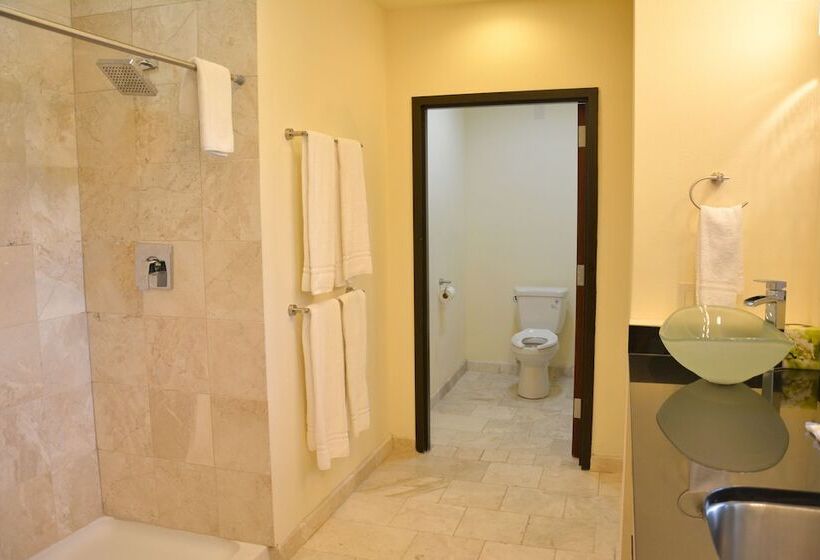 Отель Days Inn & Suites By Wyndham Milwaukee