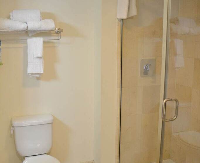 هتل Days Inn & Suites By Wyndham Milwaukee