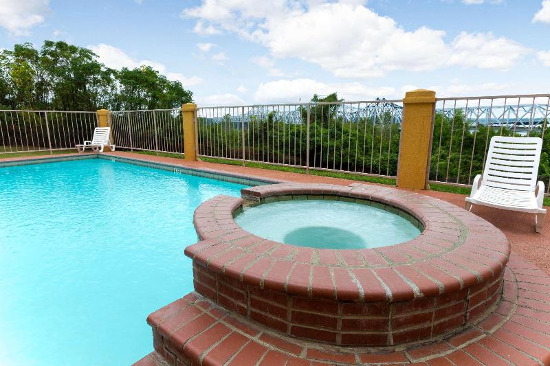 Отель Days Inn & Suites By Wyndham Vicksburg