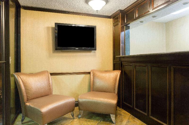 Отель Days Inn & Suites By Wyndham Vicksburg