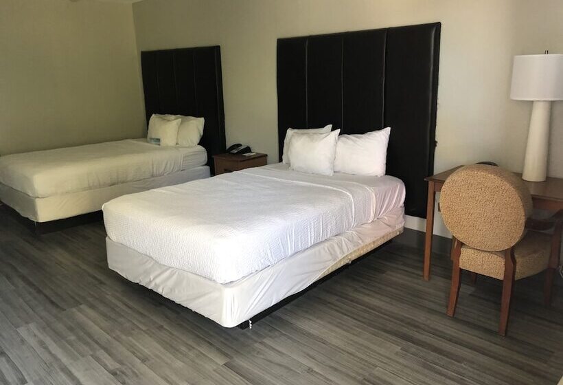 Отель Days Inn & Suites By Wyndham Vicksburg