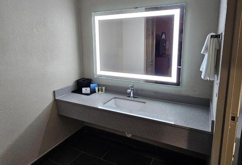 Отель Days Inn & Suites By Wyndham Vicksburg