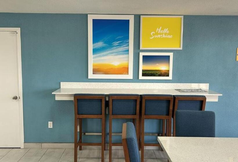 Отель Days Inn & Suites By Wyndham Vicksburg