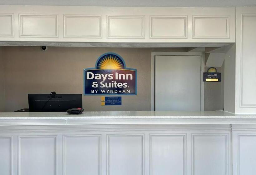 Отель Days Inn & Suites By Wyndham Vicksburg