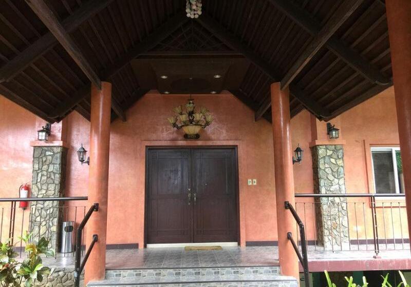 هتل Flushing Meadows Resorts & Playground