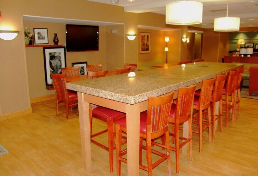 فندق Hampton Inn Garden City