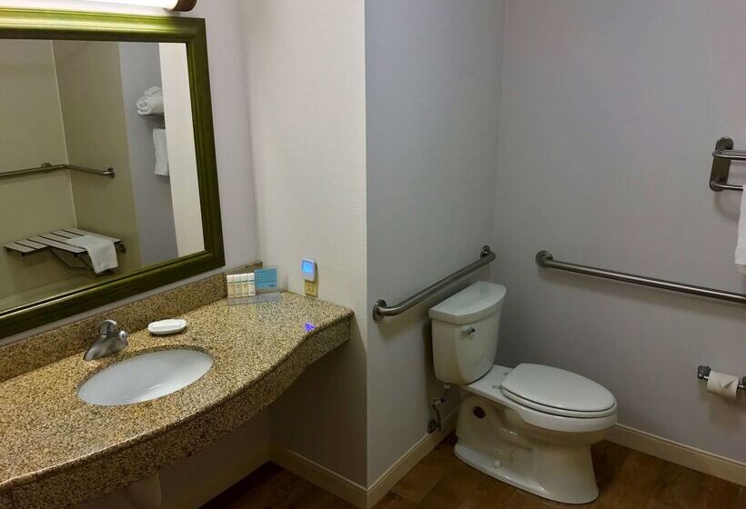 فندق Hampton Inn Garden City