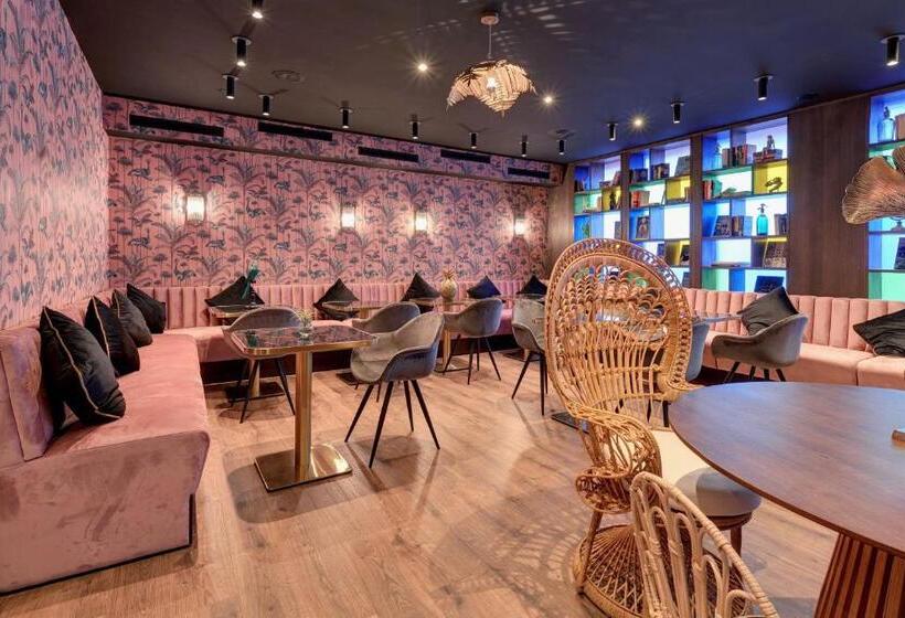 Отель Hit The Sky