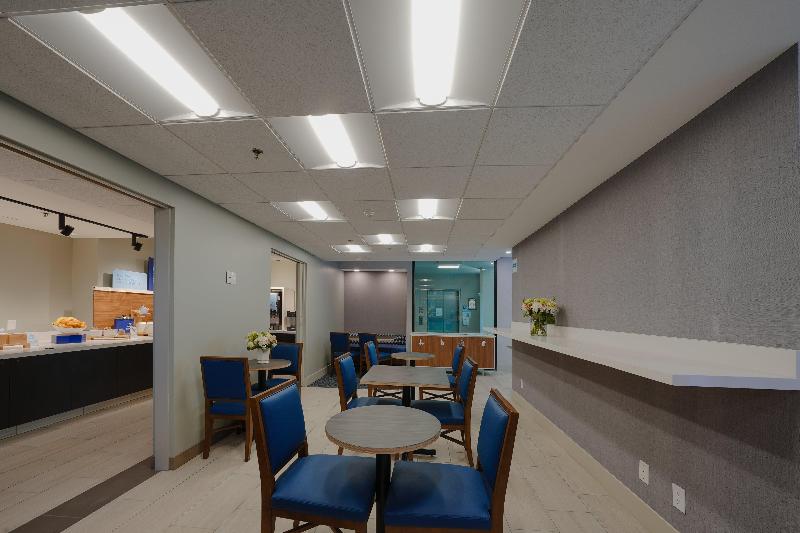 هتل Holiday Inn Express & Suites Santa Clara   Silicon Valley, An Ihg