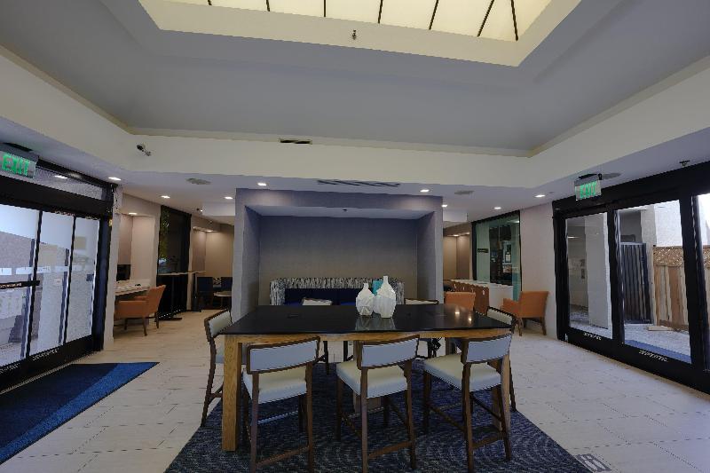 هتل Holiday Inn Express & Suites Santa Clara   Silicon Valley, An Ihg